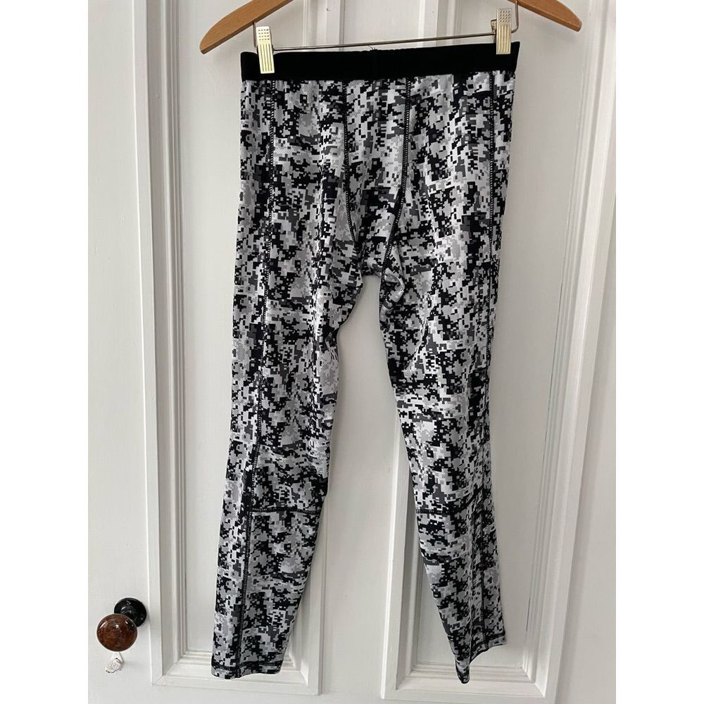 WD boy’s gray camo long underwear L 12-14